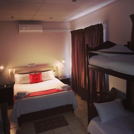 Aaa Rose Garden Guesthouse Mookgophong ภายนอก รูปภาพ