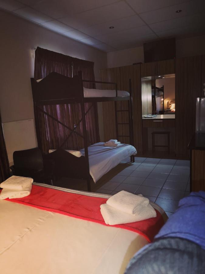 Aaa Rose Garden Guesthouse Mookgophong ภายนอก รูปภาพ