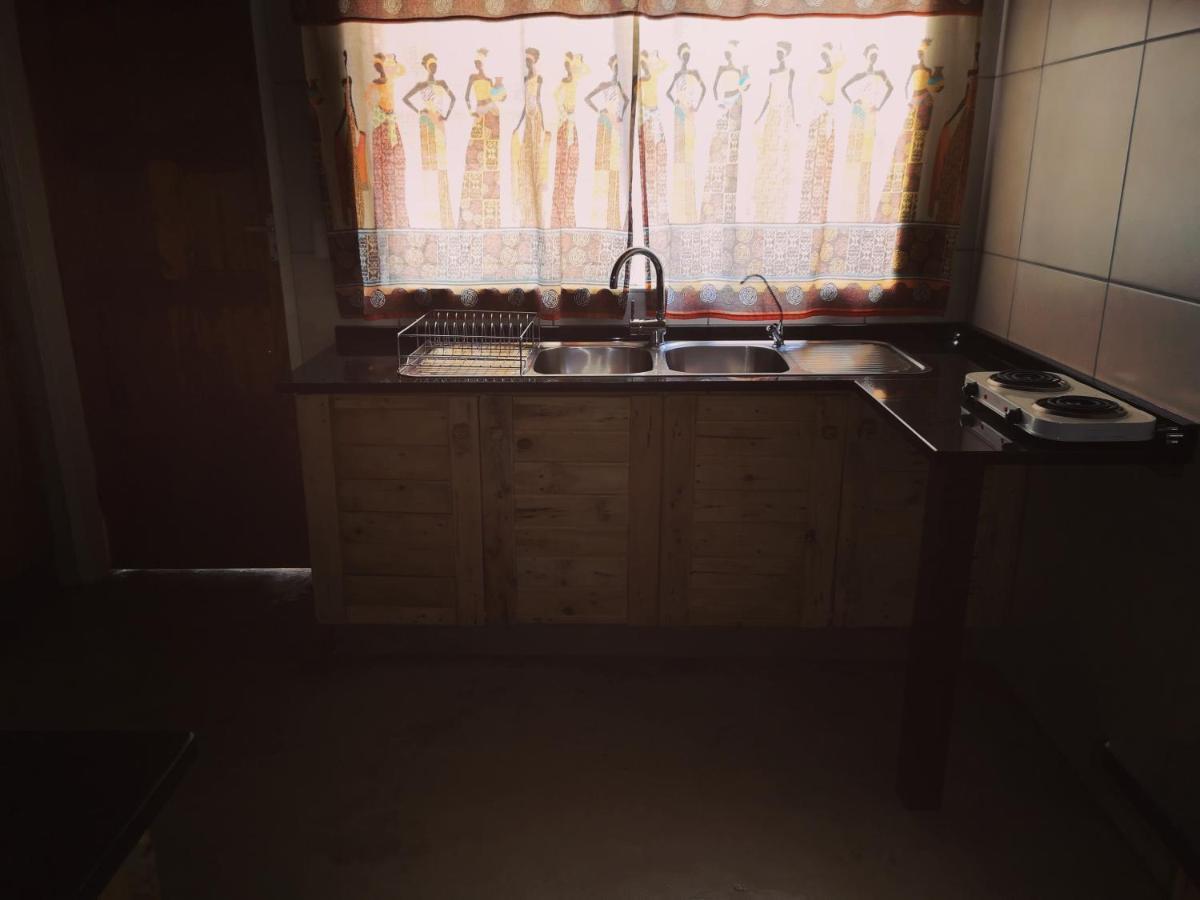 Aaa Rose Garden Guesthouse Mookgophong ภายนอก รูปภาพ