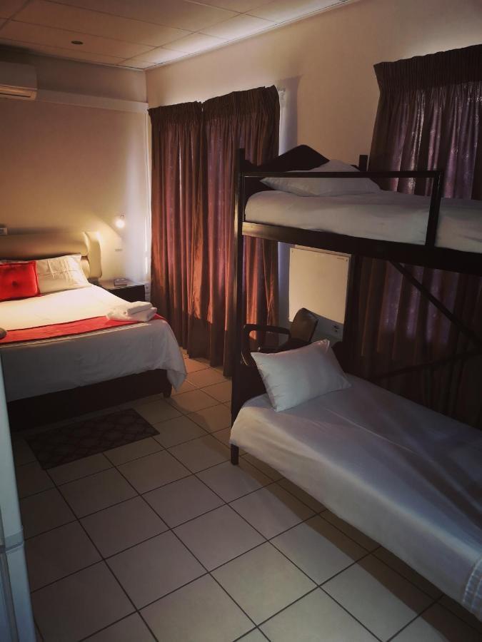 Aaa Rose Garden Guesthouse Mookgophong ภายนอก รูปภาพ