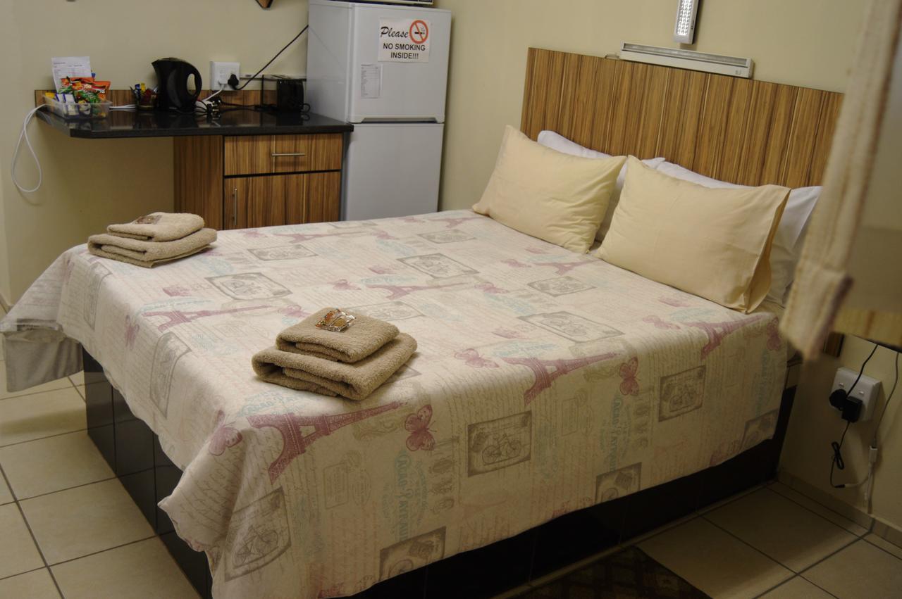 Aaa Rose Garden Guesthouse Mookgophong ภายนอก รูปภาพ