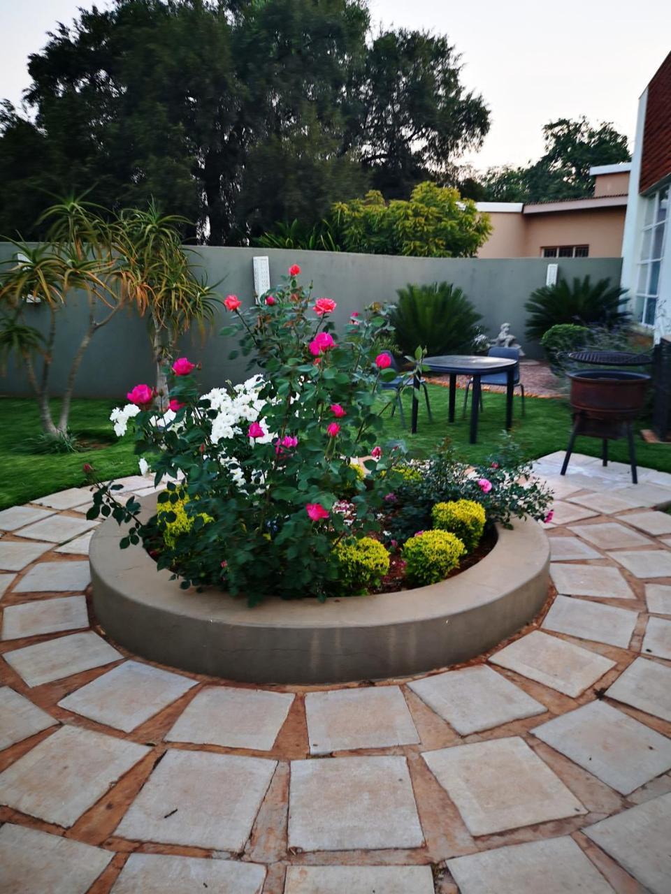 Aaa Rose Garden Guesthouse Mookgophong ภายนอก รูปภาพ
